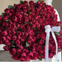 Premium ziedu pušķis ar rozēm, pivonijām un eikaliptu